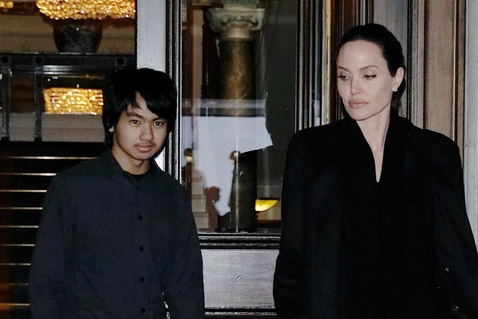 Анджелина Джоли привела сына на экскурсию в Букингемский дворец