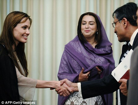 В Пакистане Анджелина Джоли выглядела болезненно худой