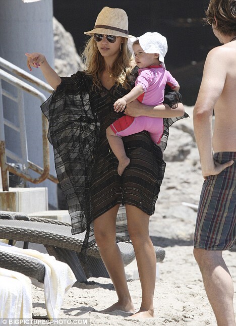Джессика Альба с дочерью на пляже