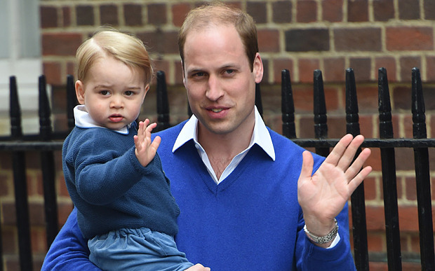 Принц Джордж познакомился с новорожденной сестренкой