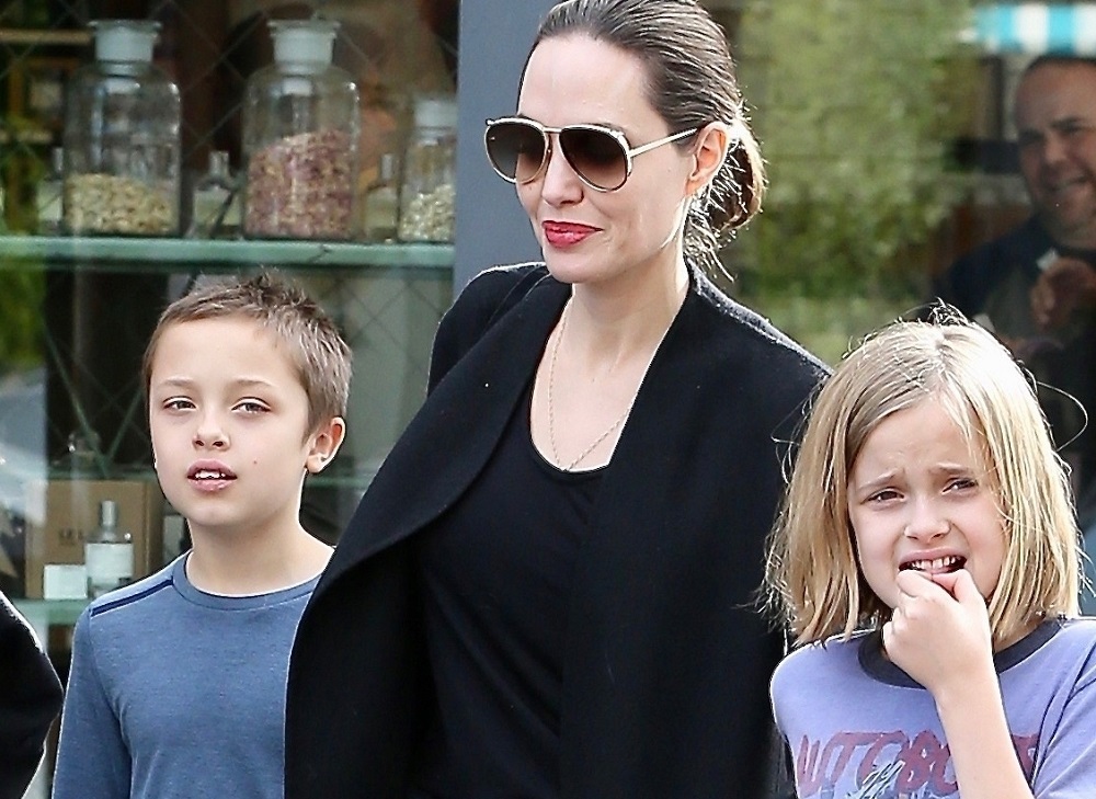 Анджелина Джоли покупает игрушки детям в обычном супермаркете