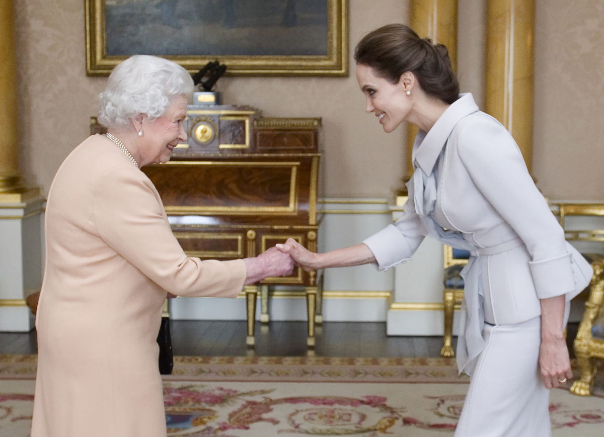Анджелина Джоли получила орден из рук Елизаветы II