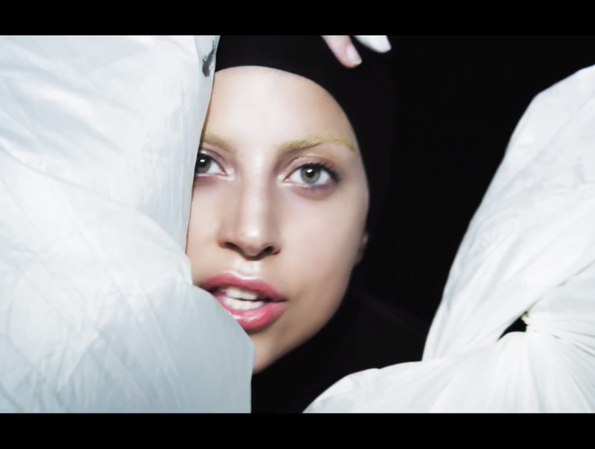 Новый клип Lady Gaga — Applause