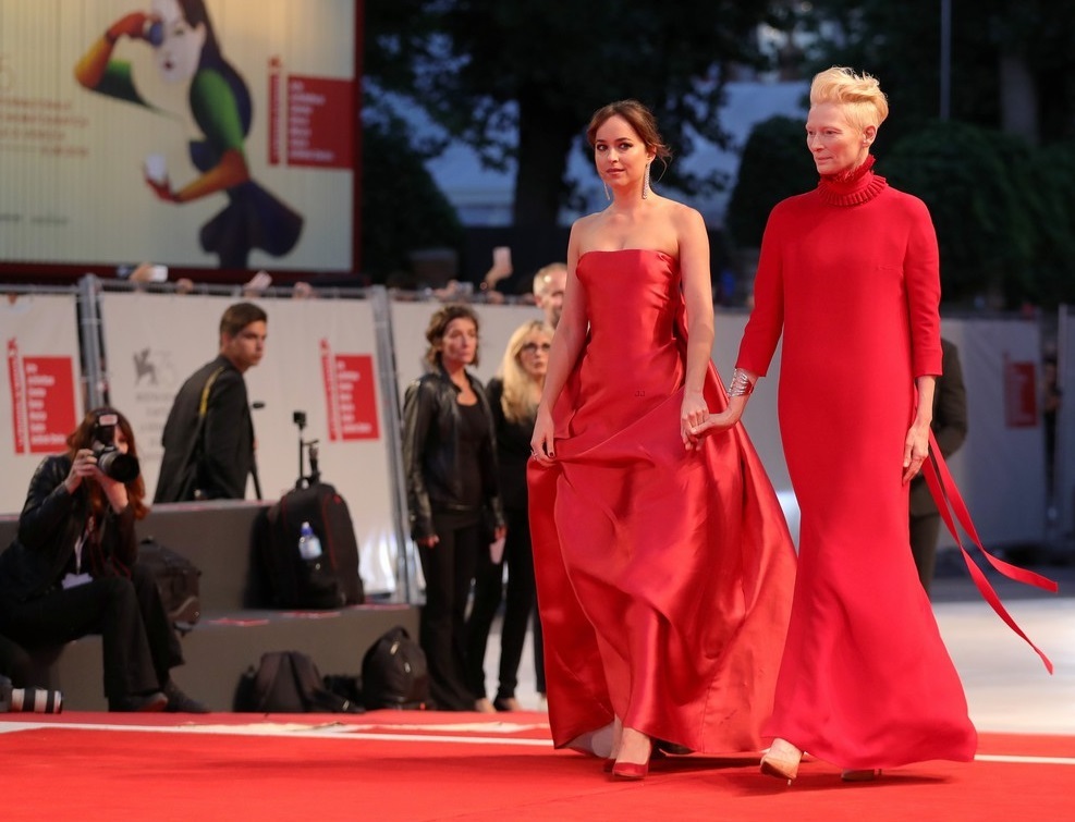 Венецианский кинофестиваль: Дакота Джонсон, Тильда Суинтон и Хлоя Морец на премьере «Суспирии»