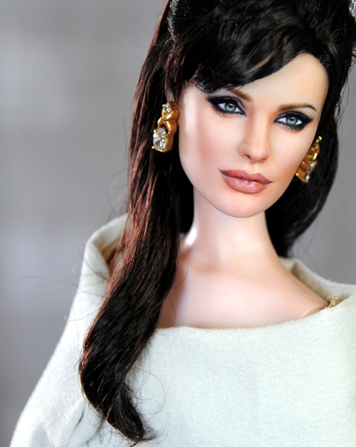 Анджелина Джоли станет говорящей куклой