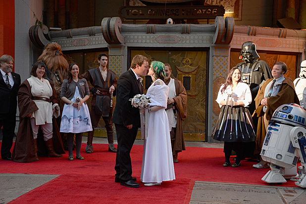 Фото: фанаты «Звездных войн» поженились в очереди во время премьеры