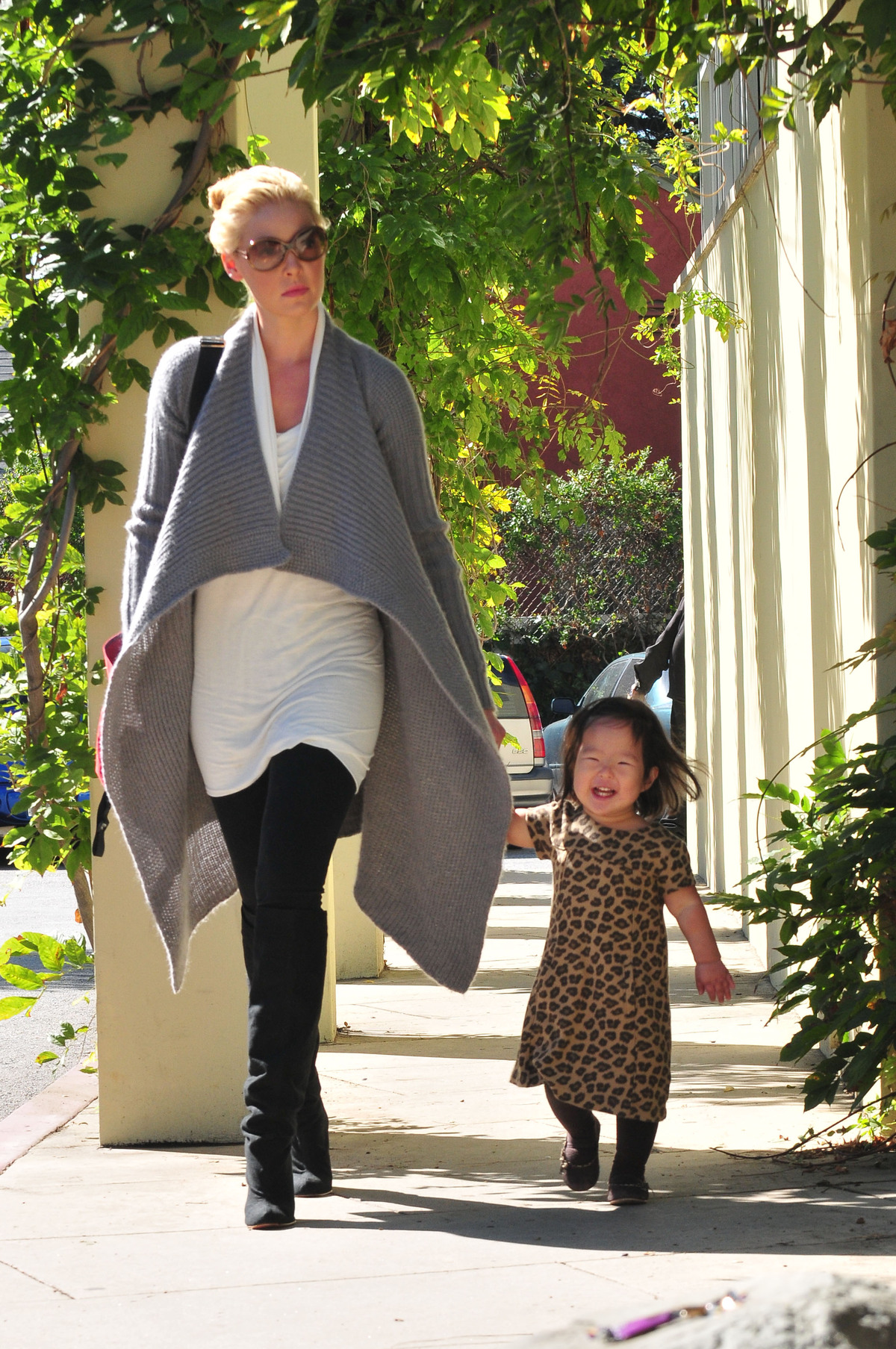 Кэтрин Хайгл с дочкой по пути в библиотеку
