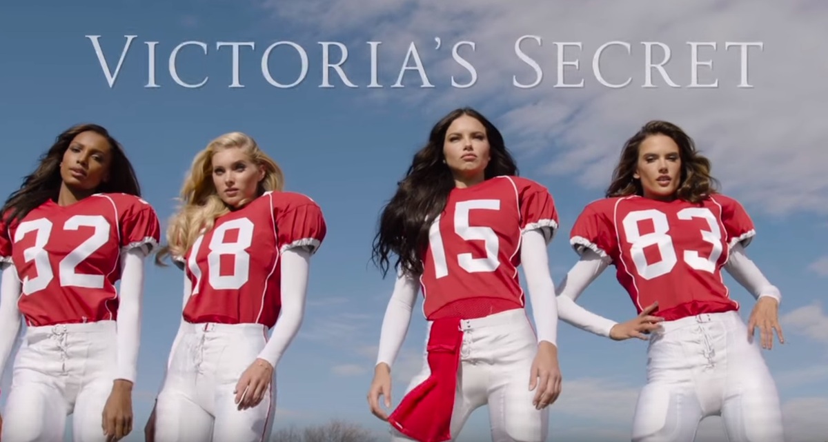 Видео: Ангелы Victoria&#39;s Secret сыграли в американский футбол