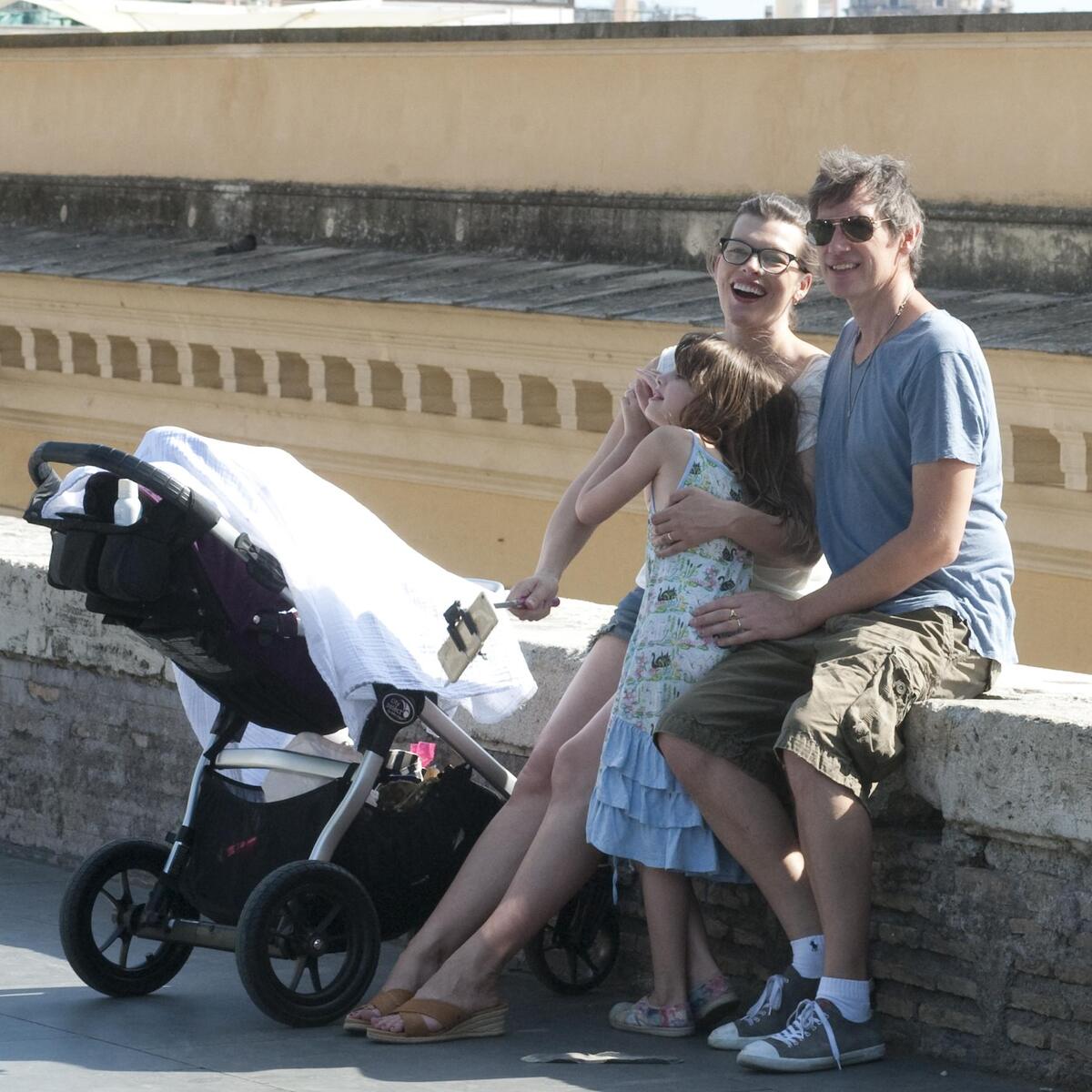 Милла Йовович с семьей в Риме
