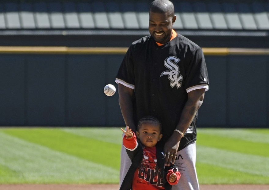 Двухлетний сын Ким Кардашьян и Канье Уэста поучаствовал в открытии бейсбольного матча