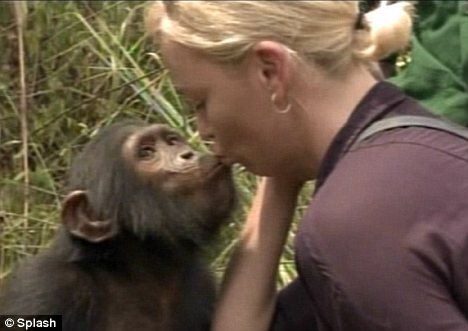 Шарлиз Терон поцеловала обезьянка