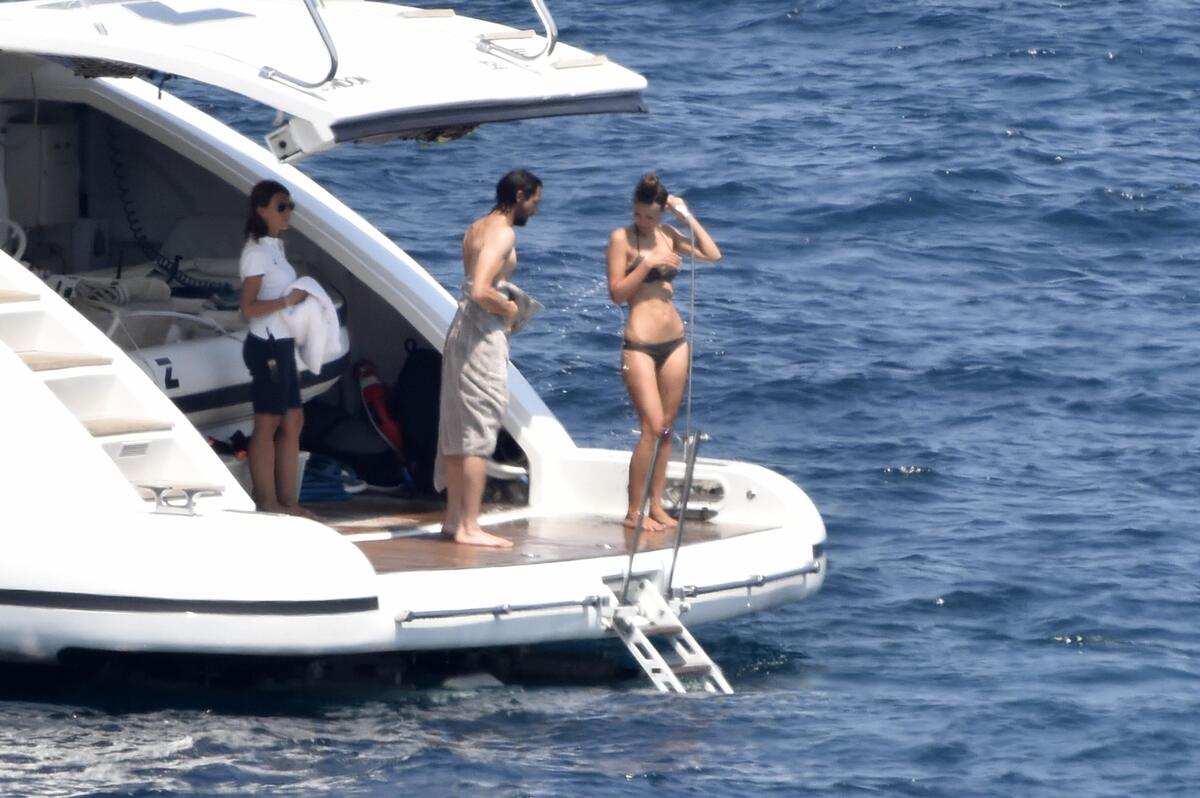 Эдриан Броуди со своей девушкой отдыхает на Сардинии