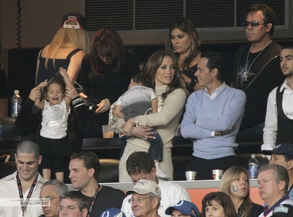 Дженнифер Лопес с мужем и детьми на игре Суперкубка