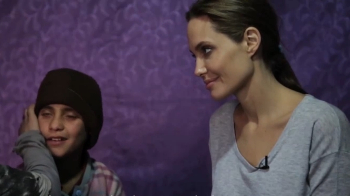 Видео: Анджелина Джоли в лагере сирийских беженцев