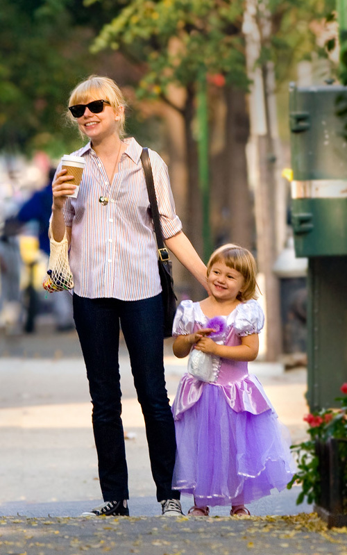 Ранняя прогулка по Нью-Йорку: Мишель Уильямс с дочкой