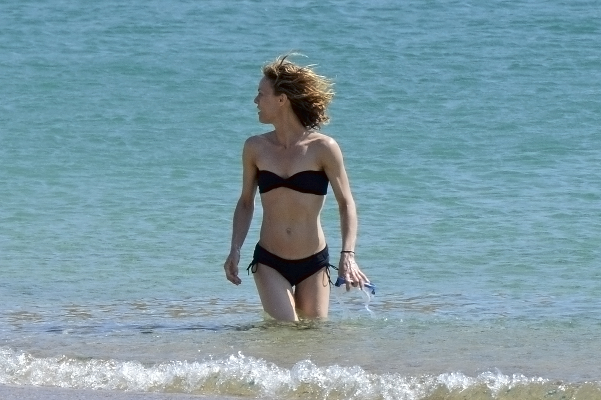 Ванесса Паради отдыхает на пляже в Греции
