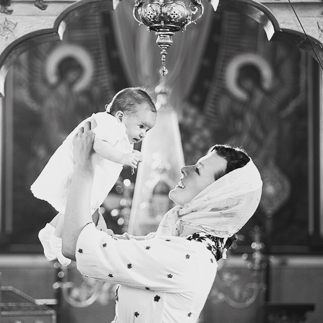 Мила Йовович показала фото с крещения двухмесячной дочери