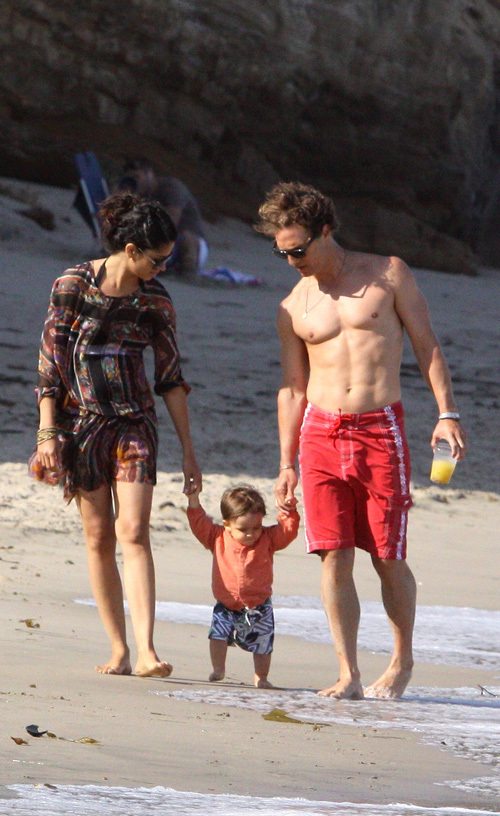 Мэттью МакКонохи с семьей на пляже