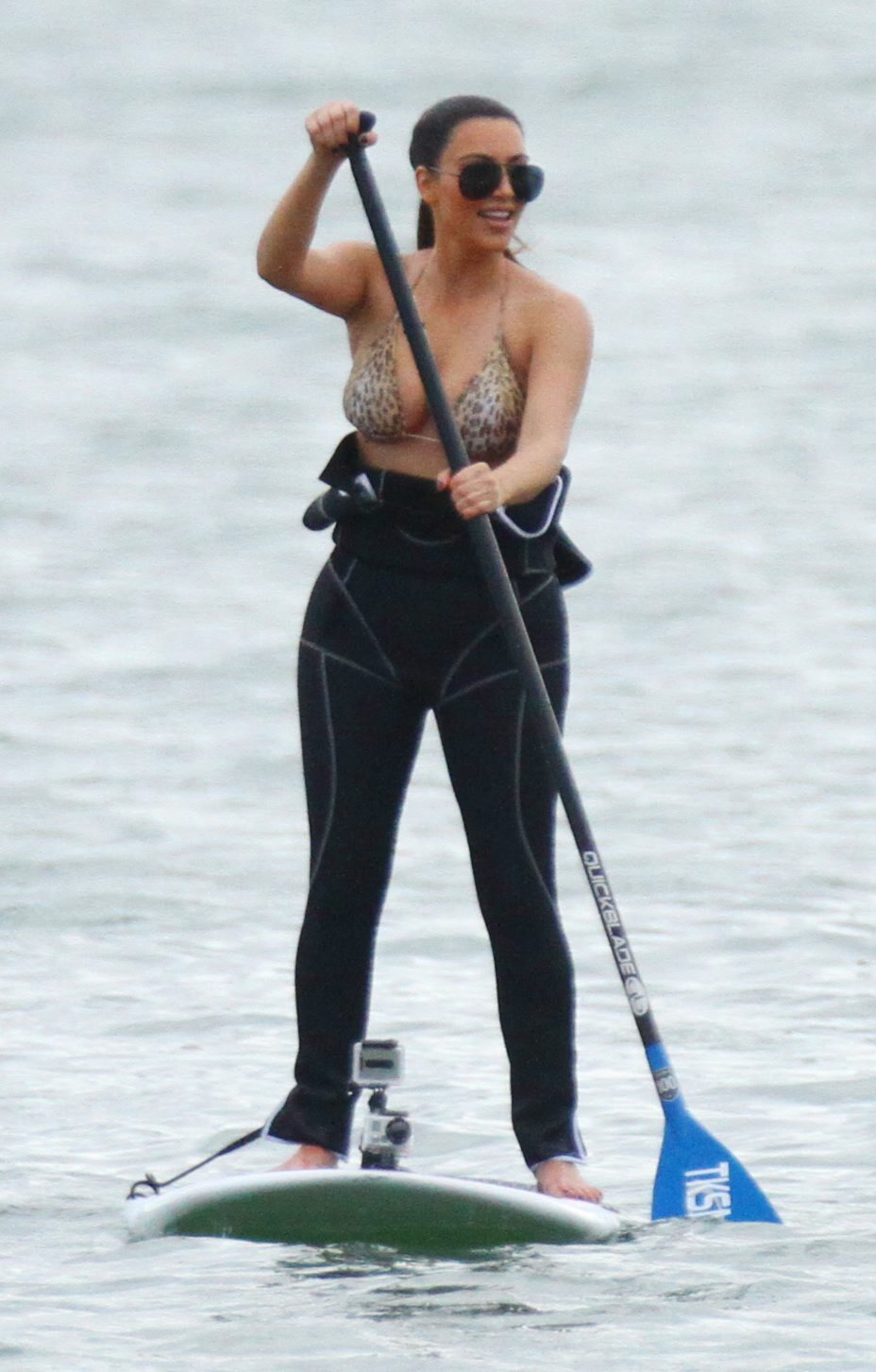 Ким Кардашиан занимается серфингом