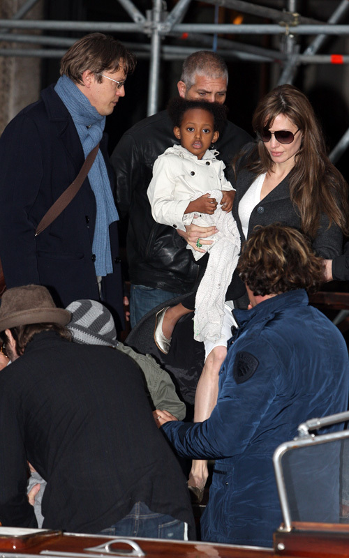 Анджелина Джоли и Брэд Питт с детьми на очередной прогулке на лодке