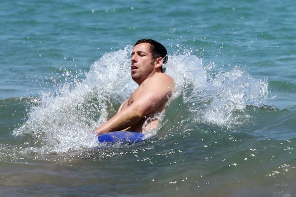 Адам Сэндлер на пляже