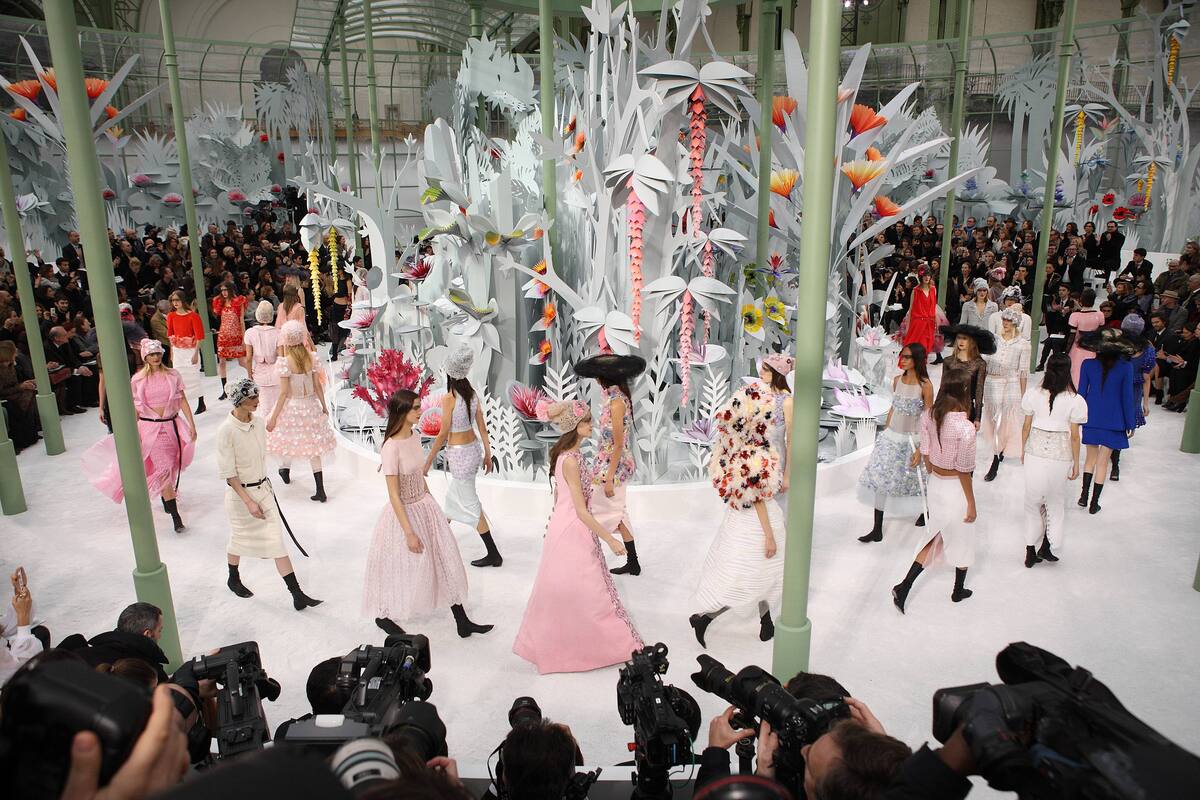 Модный показ новой коллекции Chanel Haute Couture. Весна / лето 2015