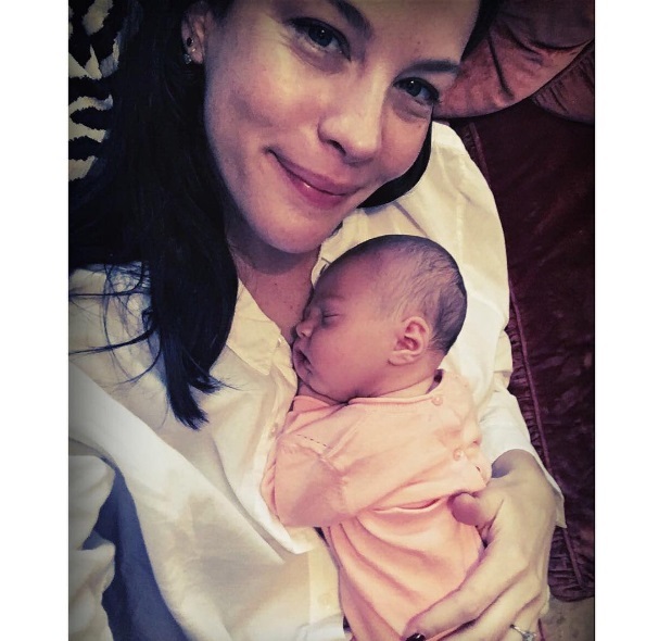 Лив Тайлер показала личное фото с новорожденной дочерью