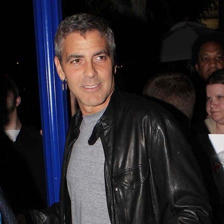 Джордж Клуни общается со своей умершей свиньей