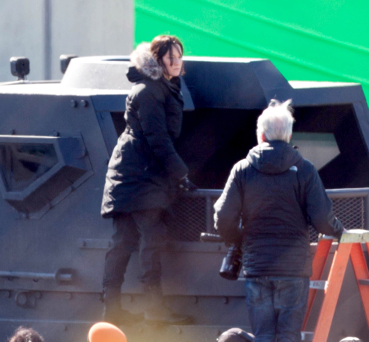 Дженнифер Лоуренс со своим дублером на съемках фильма «Голодные игры: Сойка-пересмешница. Часть II»