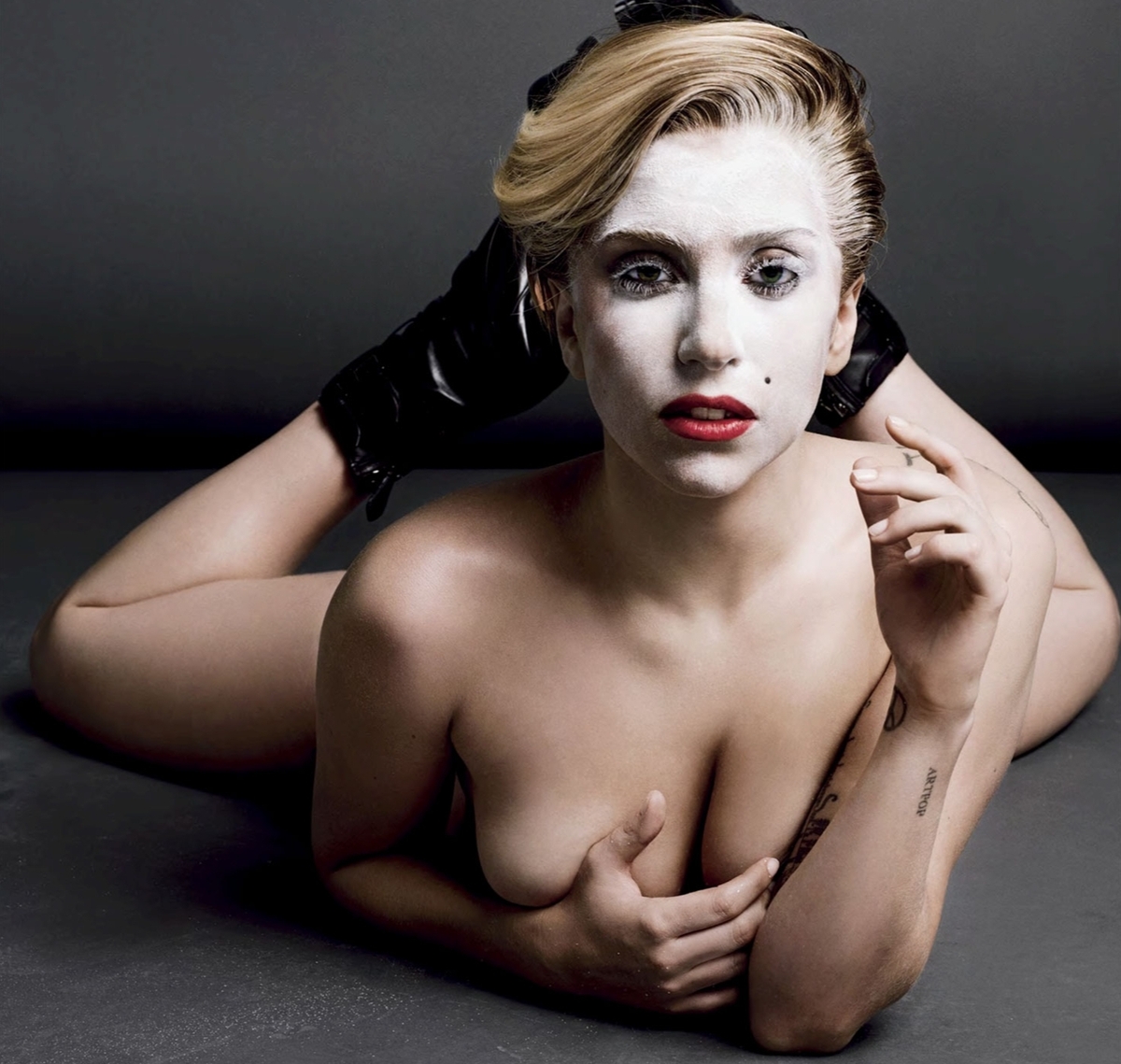 Lady Gaga в журнале V: все откровеннее и откровеннее