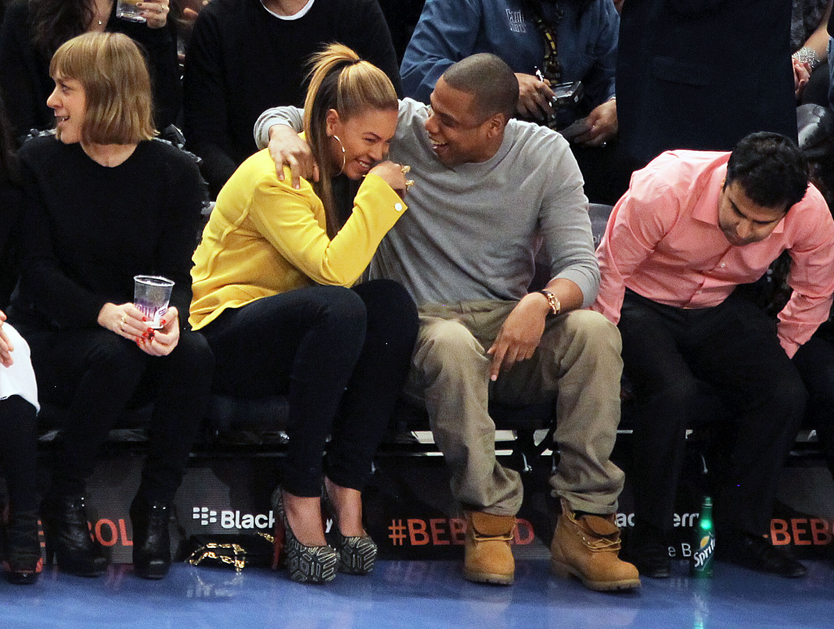 Бейонсе и Jay-Z на баскетбольном мачте