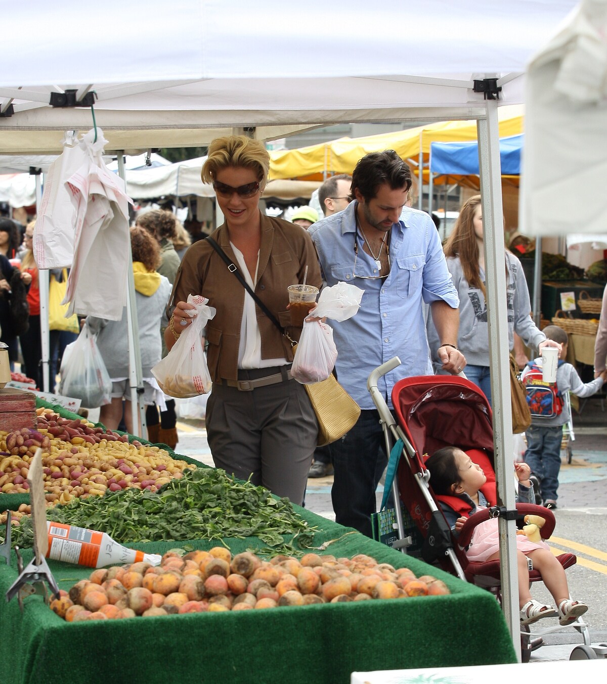 Кэтрин Хайгл с семьей на фермерском рынке в Голливуде