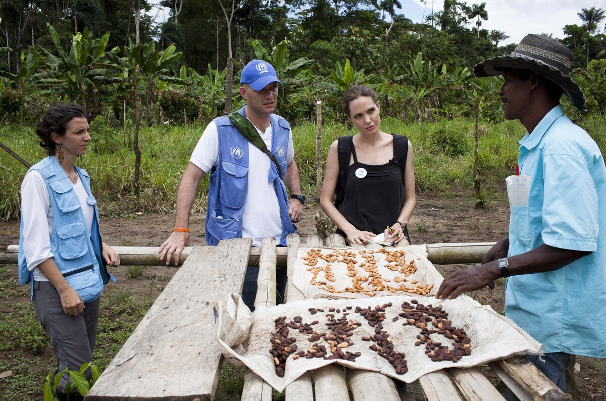 Анджелина Джоли встретилась с колумбийскими беженцами