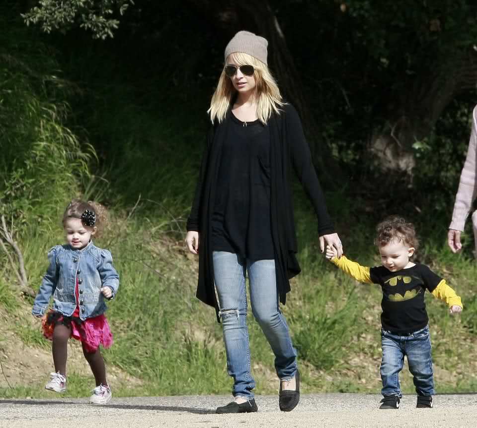 Николь Ричи с детьми на прогулке в парке