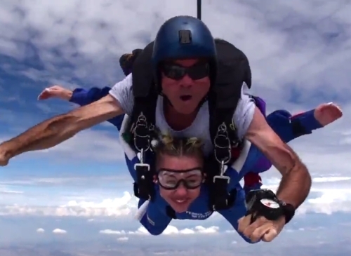 Видео: Майли Сайрус прыгнула с парашютом