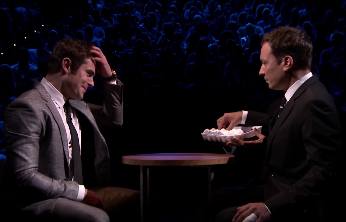 Видео: Зак Эфрон и Джимми Фэллон играют в яичную рулетку