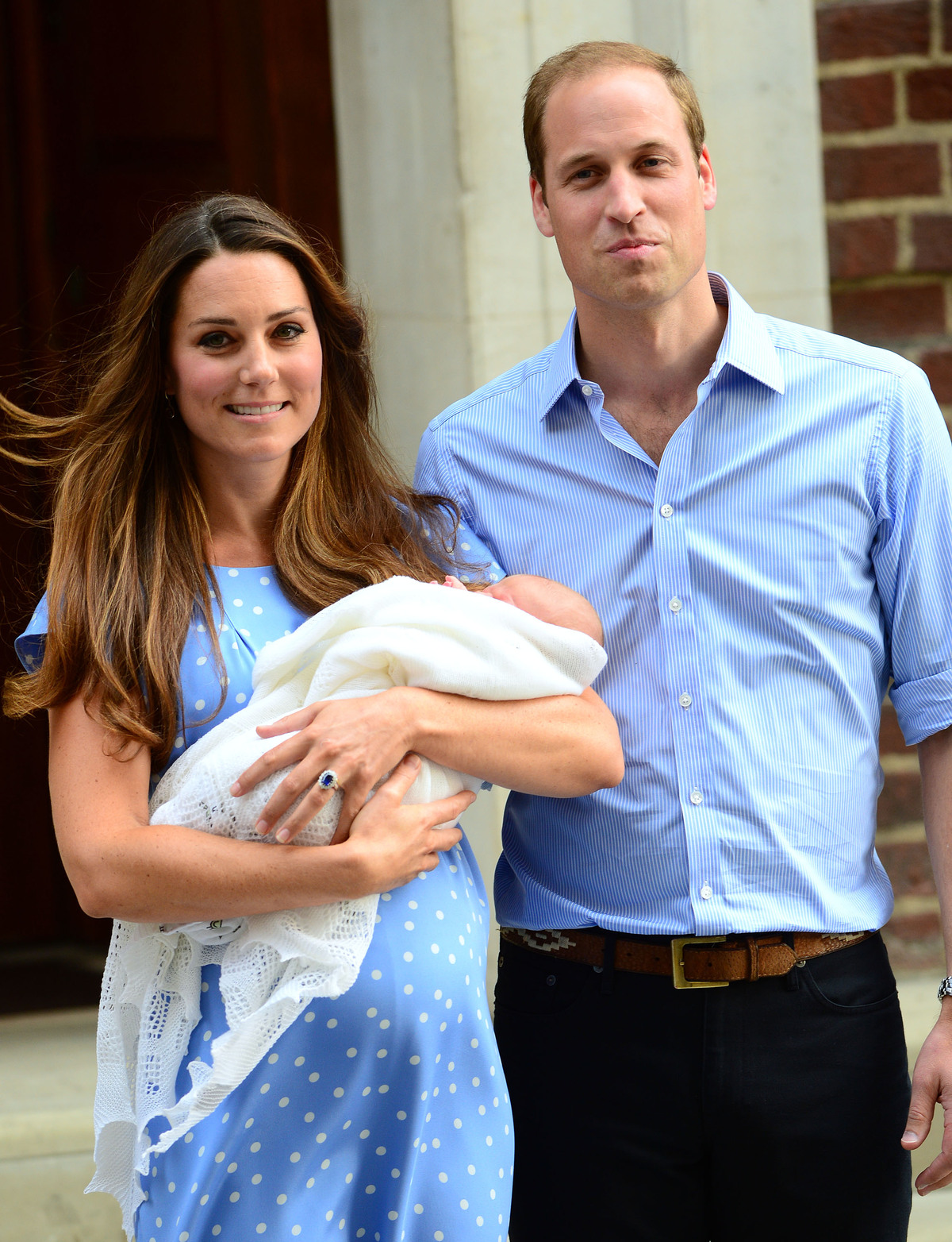 Кейт Миддлтон и принц Уильям покидают роддом: первые фото маленького принца Кембриджского