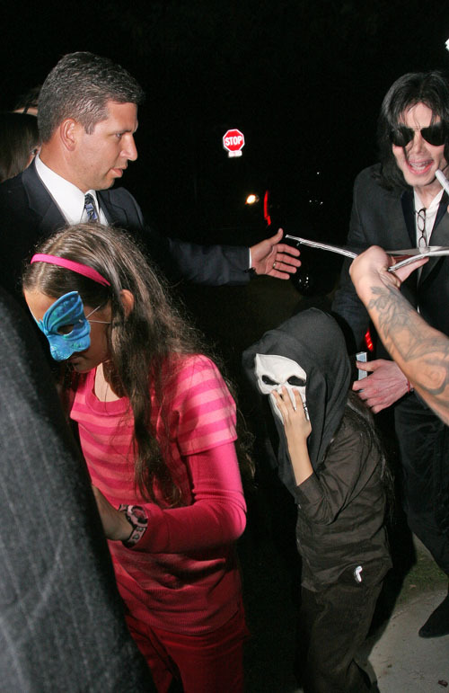 Майкл Джексон отмечает Хэллоуин со своими детьми