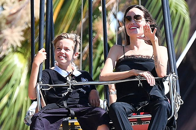 Анджелина Джоли отметила день рождения детей в Диснейленде
