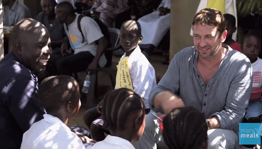 Джерард Батлер накормил детей Либерии