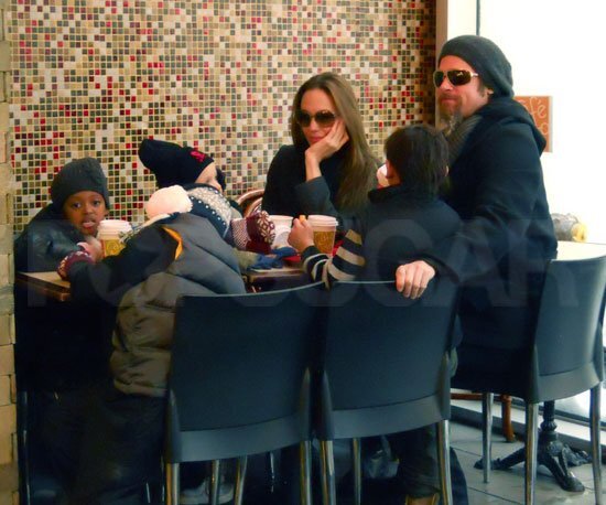Джоли-Питты за обедом в нью-йоркском кафе