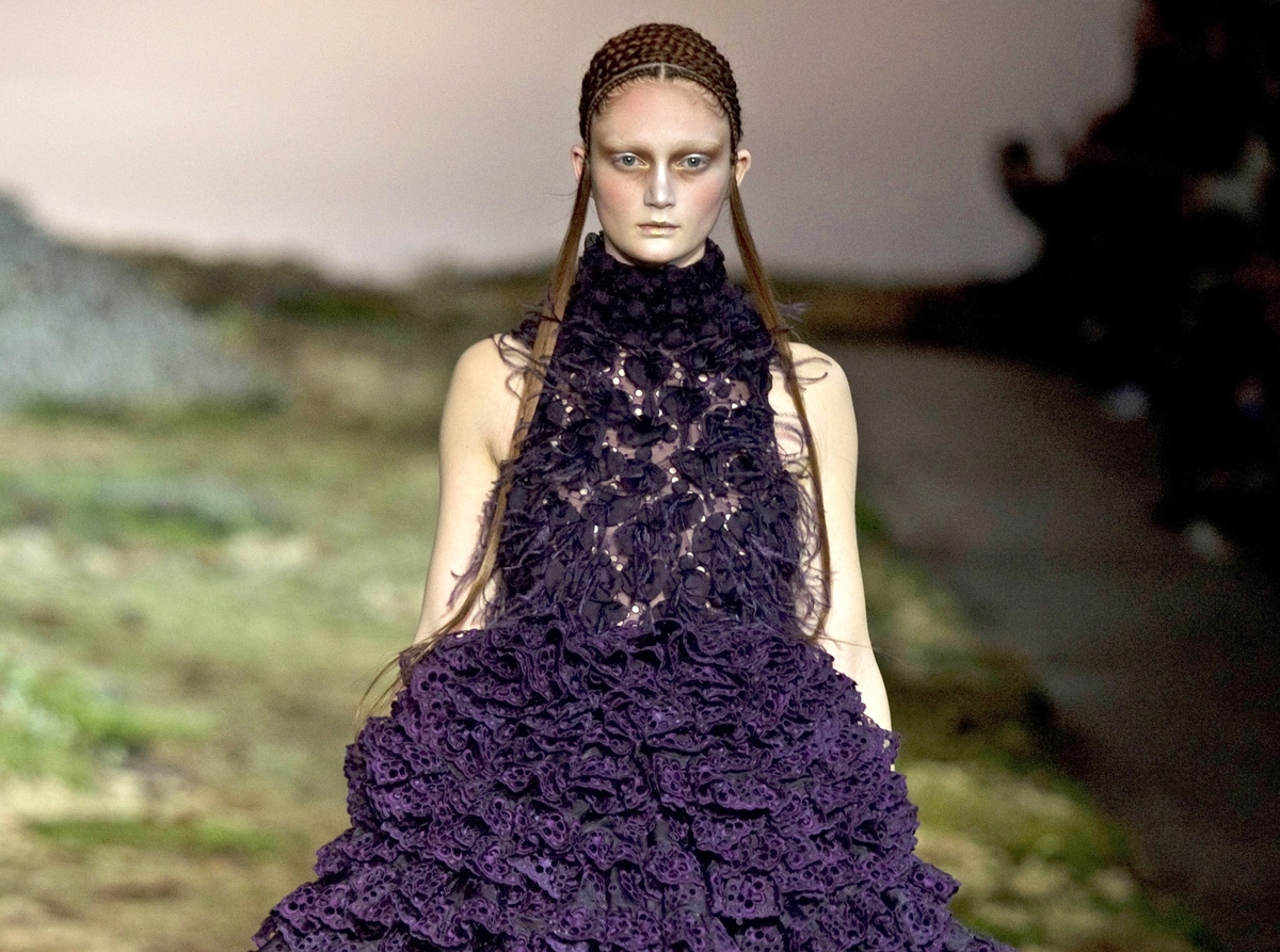 Модный показ новой коллекции Alexander McQueen. Осень / зима 2014