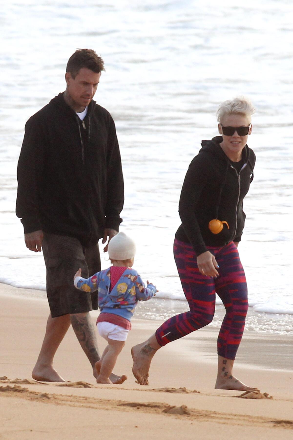 Пинк на с семьей на пляже в Сиднее