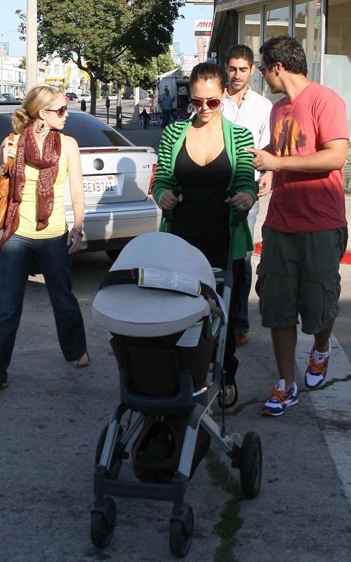 Джессика Альба с мужем и дочкой на прогулке