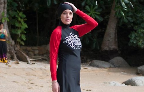 Линдси Лохан примерила мусульманский купальный костюм