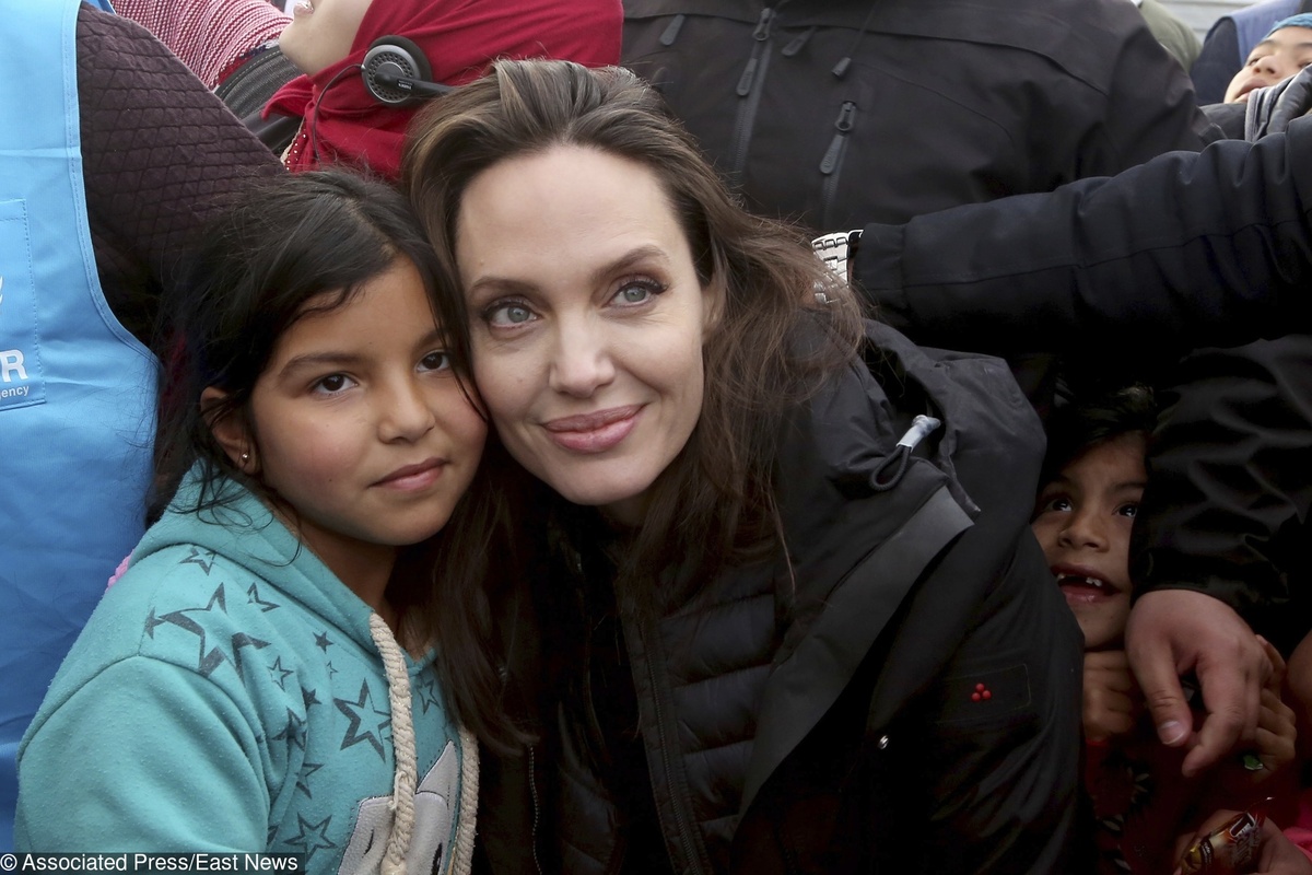 Анджелина Джоли вместе с дочками навестила лагерь сирийских беженцев