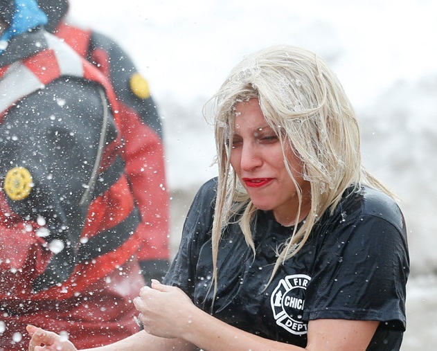 Леди Гага искупалась в замерзшем озере в рамках благотворительной акции