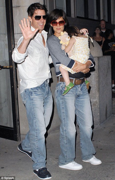 Том Круз и Кэти Холмс носят одинаковые джинсы