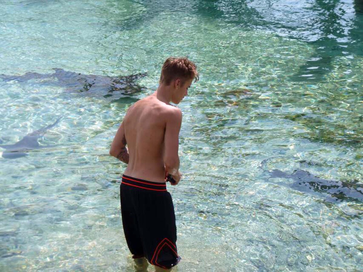 Джастин Бибер отдыхает с акулами