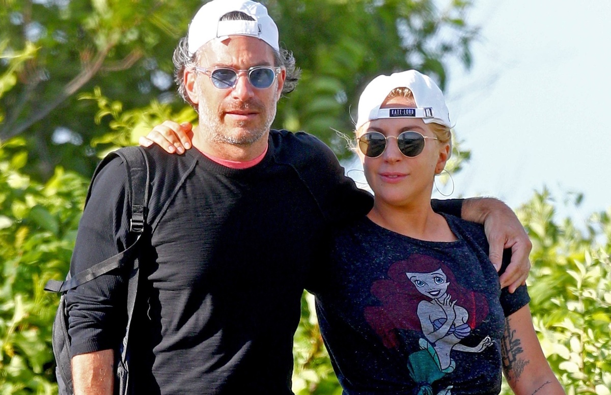 Фото: Леди Гага на прогулке с новым бойфрендом